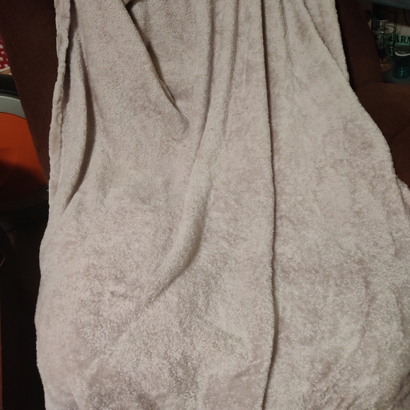 Grey Throw - Picture 2 of 3